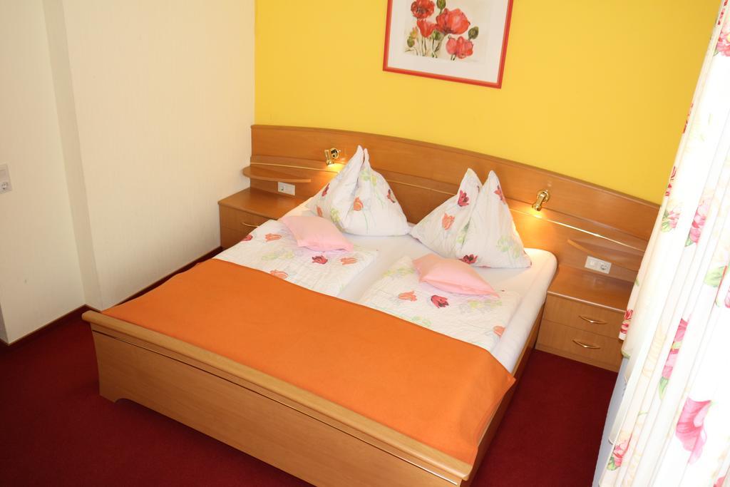 Enzianbrenner Hotell Jenig Rum bild