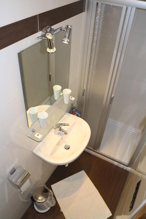 Enzianbrenner Hotell Jenig Rum bild