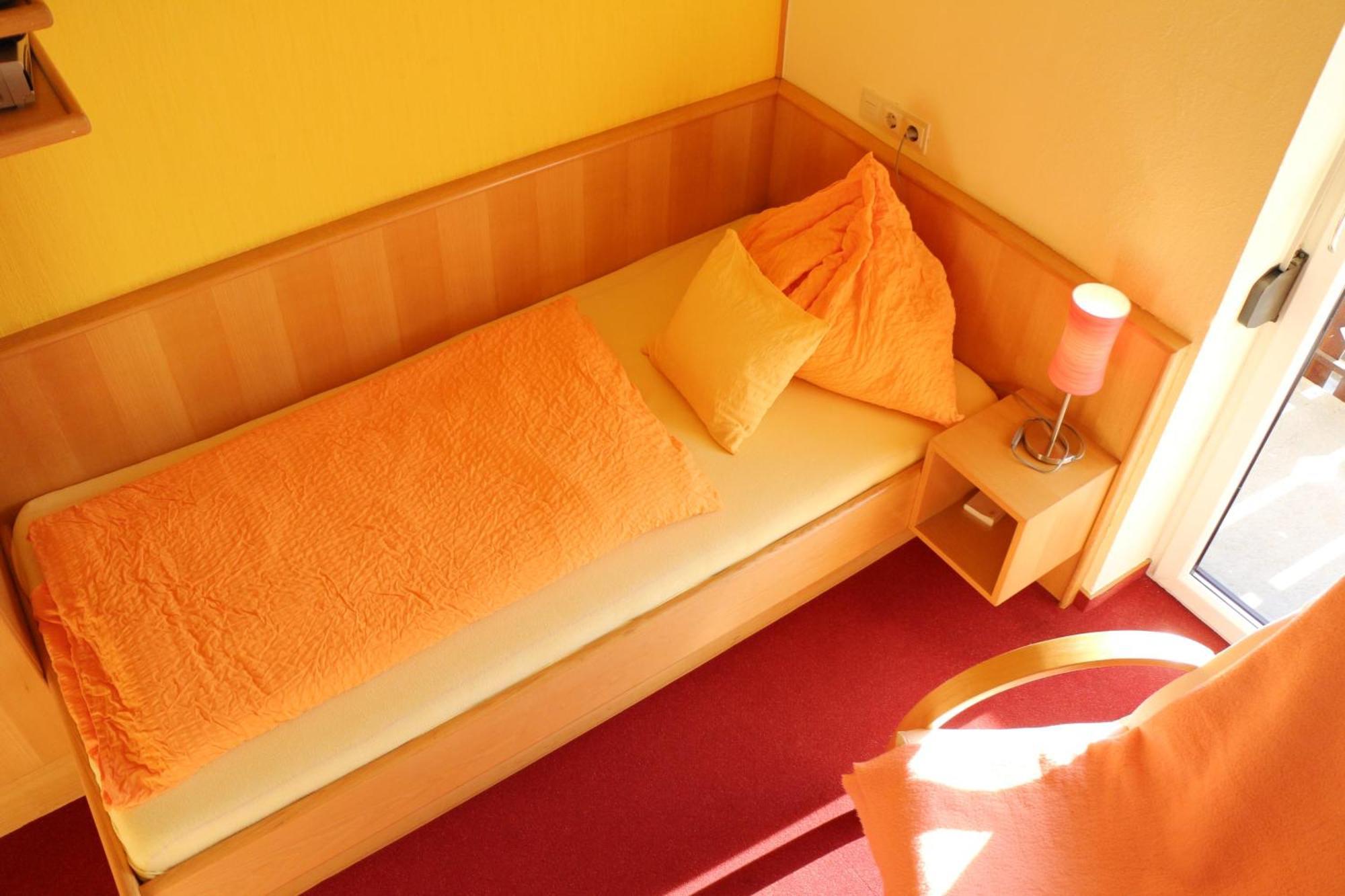 Enzianbrenner Hotell Jenig Rum bild